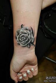 Tattoo inoratidza mufananidzo yakakurudzira mukadzi wrist rose tattoo maitiro