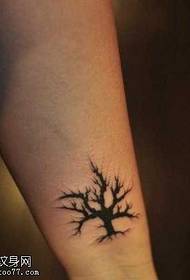 poignet totem petit et élégant motif de tatouage arbre