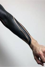 腕のシンプルな黒インクのタトゥーパターン