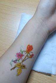 ослепителна цветна татуировка с цветя красива и красива