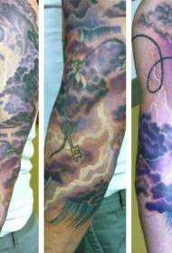 Cometa colorida de brazo con patrón de tatuaje de cielo