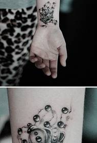 jente håndleddet krone og kjede tatovering mønster