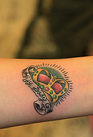 Barvni vzorec tatoo s črno zapestno krono