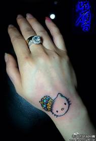 chat mignon de poignet de fille avec le motif de tatouage de couronne