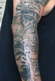 Model de tatuaj cu statuie tribală antică, braț de flori