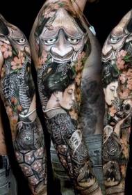 rokas Āzijas stila daudzkrāsains devillike un geišas tetovējuma raksts