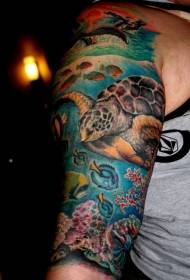 Površina vrlo realističnog uzorka tetovaže velike kornjače u boji