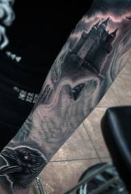 braț castel negru-gri cu model de tatuaj lup și cioara