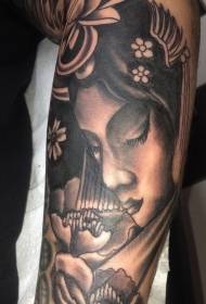ruka čarobna crna slatka azijska gejša i cvjetni uzorak tetovaža