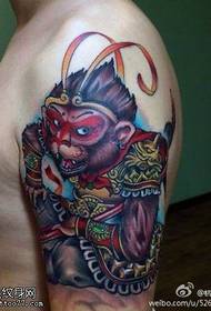 ein Sun Wukong Tattoomuster in der Farbe eines großen Arms