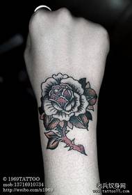 meitene plaukstas locītavas skaists rožu tetovējuma raksts