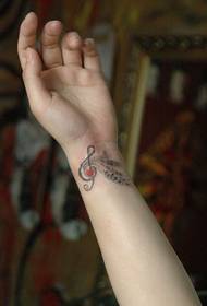 djevojka zapešće moda popularni uzorak tetovaža note