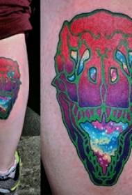 Tatouage de veau mâle coloré sur des images de tatouage peintes