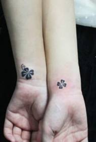 nadgarstek szczęśliwy czterolistny tatuaż koniczyny
