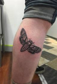 Europeisk legg tatovering mannlig skaft på svart moth tatovering bilde