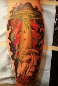 Perna masculina de tatuagem de bezerro europeu em veleiro e imagens de tatuagem de OVNI