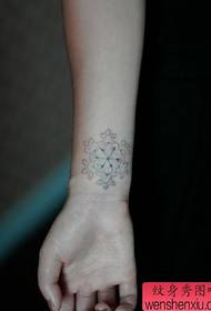 un patró de tatuatge de flocs de neu blanc al canell de la nena