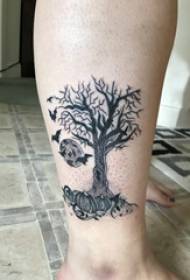 Europees kalf tattoo meisje kalf op pompoen en grote boom tattoo foto