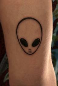 Gadis tato alien betis pada gambar tato alien hitam