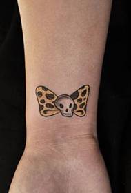 jenter liker håndleddet søt bue tatoveringsmønster