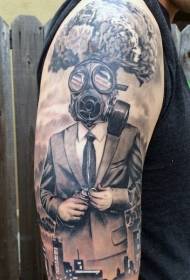 Brazo traje negro masculino con máscara de gas y patrón de tatuaje arquitectónico