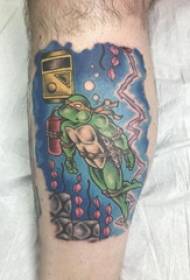 Europska teleta tetovaža muški krak obojena crtani lik lik tetovaža