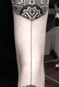modello tatuaggio braccio totem fiore nero