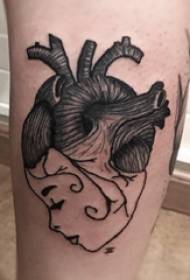 Europese kalf tatoeëer meisie kalf op die hart en karakters wat tatoeëringfoto's steek