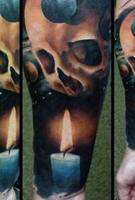 手臂神秘的頭骨與逼真的蠟燭紋身圖案
