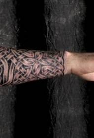 lengan lelaki celtic totem corak tatu hitam