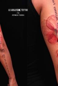 腕の赤い花と黒文字のタトゥーパターン