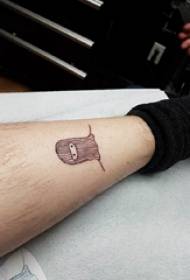 linia miniatury tatuażu Chłopiec cielę kreskówki na obrazie czarnego tatuażu z kreskówek