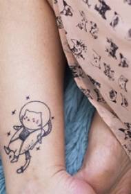纹身卡通 女生小腿上黑色的卡通猫咪纹身图片