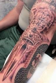 Brazo impresionante patrón de tatuaje de daga de corona