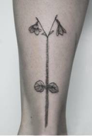 Europos blauzdos tatuiruotės mergaitės blauzdos ant juodo augalo tatuiruotės paveikslėlio