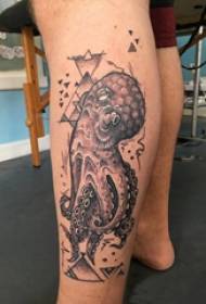 gambo di tatuaggio di polpo nero gambo maschio su triangolo e foto di tatuaggio di polpo