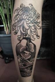 melns pelēks krizantēmas tetovējums vīriešu dzimuma teļš uz melnas pelēkas krizantēmas tetovējuma attēla