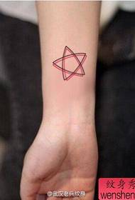 zápästie malé čerstvé tetovanie Pentagram