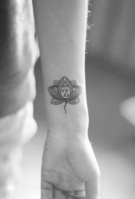 Bello tatuaggio di fiore di polso van Gogh