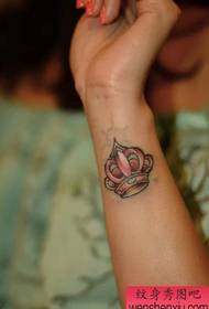 Girekomenda sa tattoo tattoo bar ang usa ka gamay nga sumbanan sa tattoo sa pulso