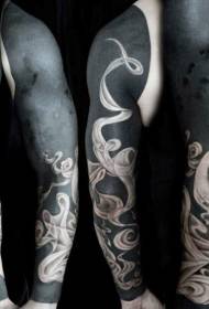 腕の大面積黒と神秘的な煙のタトゥーパターン