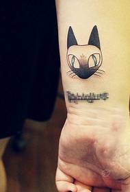 um padrão de tatuagem de gato de pulso