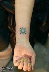 zglob izvrsno mali uzorak totemske tetovaže
