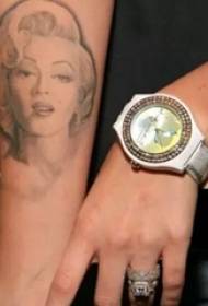 美国纹身明星  明星手臂上素描的玛丽莲梦露纹身图片