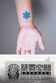 Gadis tren pergelangan tangan pola tato biru snowflake sederhana