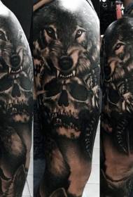Grande bracciu neru indianu craniu è lupu casgiu di mudellu di tatuaggi