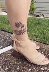 Европейска татуировка на телето момиче телешка роза и татуировка на скорпион