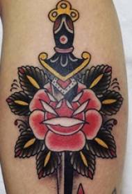 Ragazza europea tatuaggi di vittura tintava rosa è pugnale stampa di tatuaggi