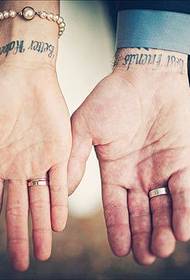 krásný pár s anglickými tetování