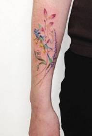 flickans arm på handleden på den lilla blommatatueringsmönsterbilden